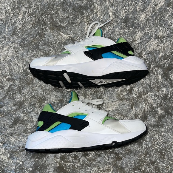 Nike huaraches in Women’s 7; Men’s/boys 5.5. White, blue, and green colorway. - Picture 3 of 5